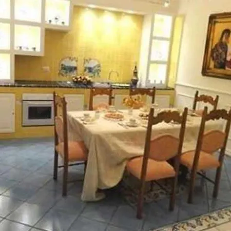 Bed & Breakfast Dimora Carlo Iii 4*